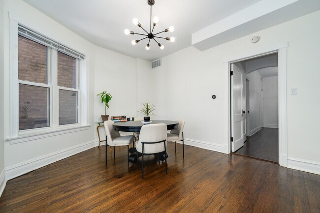 Foto del edificio - 2703 N Sacramento Ave