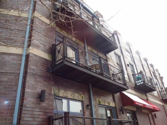 Building Photo - 3323 N Clark St