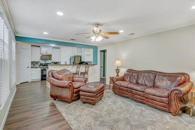 Foto del edificio - 3702 Travis Dr