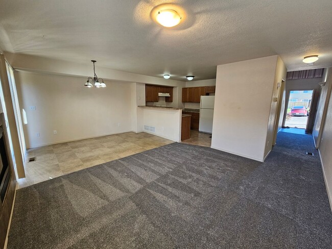 Foto del edificio - 3 Bed 4 bath Townhome in University Village!