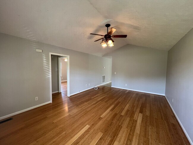 Foto del edificio - 3 BR 2 Bath home with 2 Car Garage and Hug...