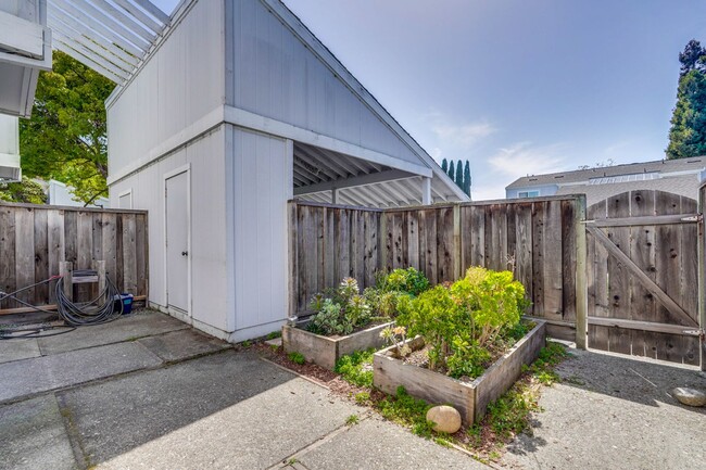 Building Photo - Spacious 3BR 1.5BA townhouse in Mountain View