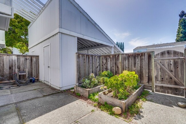Foto del edificio - Spacious 3BR 1.5BA townhouse in Mountain View