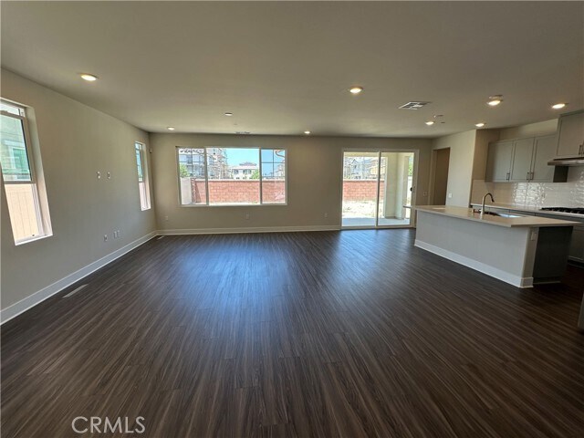 Foto del edificio - 16668 Bristlecone Ave