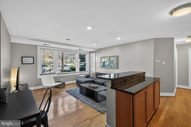 Foto del edificio - 4840 MacArthur Blvd NW