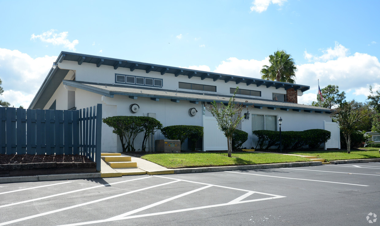 Building Photo - Carriage Cove