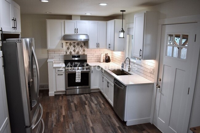 Building Photo - Comfortable Living with a Generous Yard in Gladstone