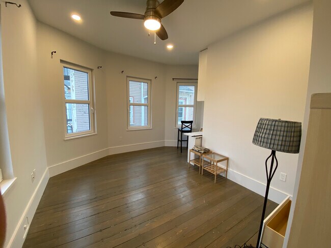 Foto del edificio - 2 Buckley Ave