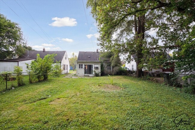 Building Photo - $1350 3 bedroom Eastpointe
