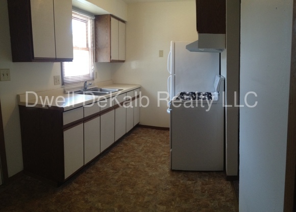Building Photo - 820 W Hillcrest Dr