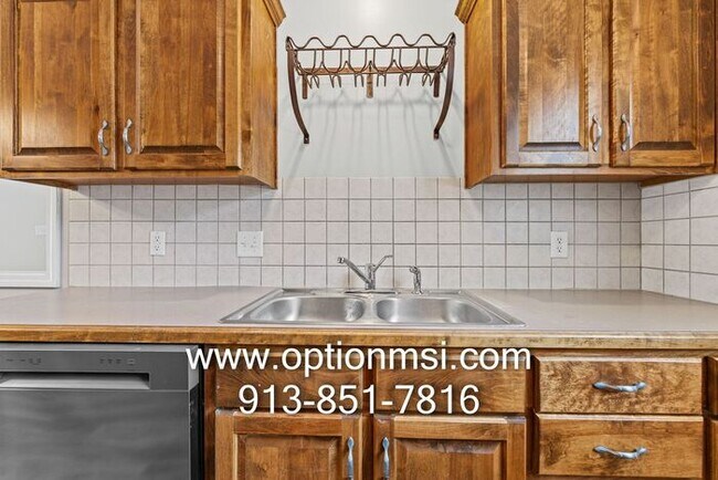 Foto del edificio - Welcome home to this beautifully updated 3-bedroom, 2-bath duplex in the heart of Johnson County!