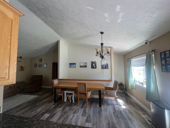 Foto del edificio - Gorgeous Roomy Home in The Cove!