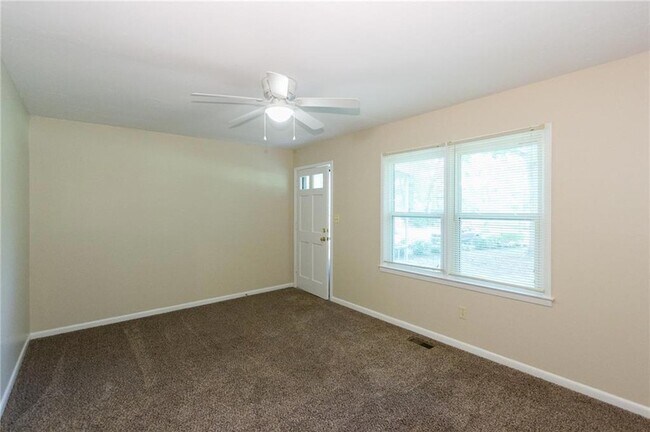 Foto del edificio - 794 Clarence Edwards Rd