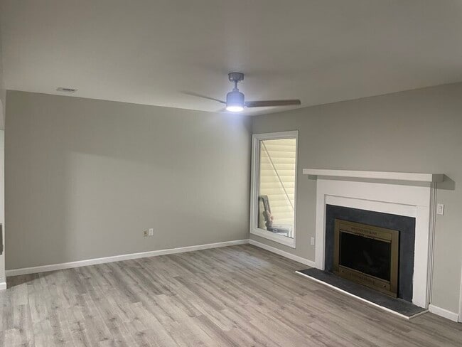 Building Photo - 153 Lionsgate Dr