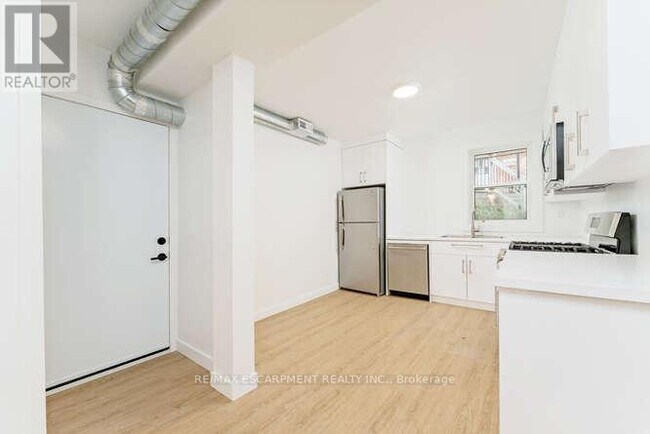 Building Photo - 127 Victoria Ave