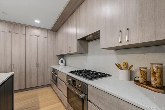 Building Photo - 33 Calvert St