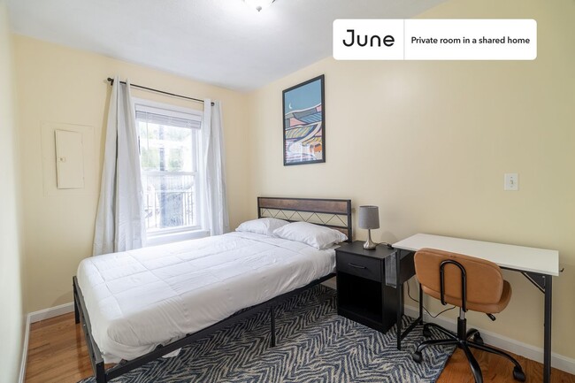 Building Photo - Private bedroom in 3 bed/2 bath Home