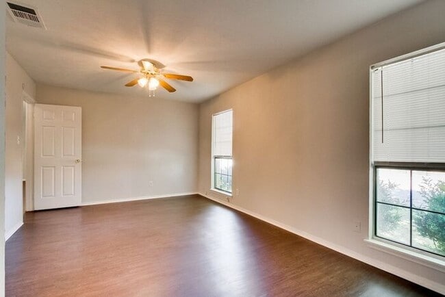Building Photo - No Application Fees*$500.00 off 1st Months...