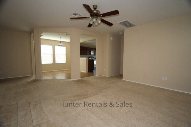 Building Photo - 4 Bedroom 3 Bath Home