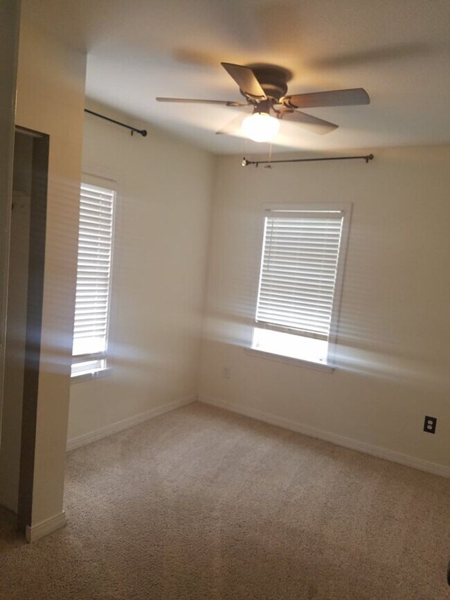 Building Photo - Close to Downtown, 4BD/2BT