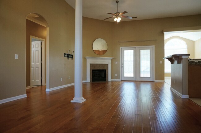 Sala de estar abierta - 123 Somersby Blvd