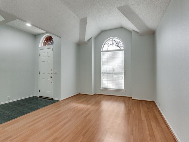 Foto del edificio - 4801 Holly Berry Dr