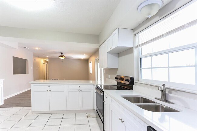 Building Photo - 2209 Malibu Dr