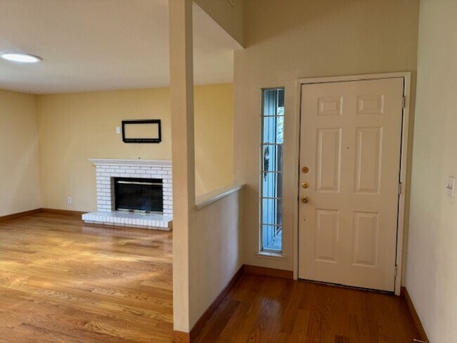 Building Photo - Beautiful single level townhome in Pleasan...