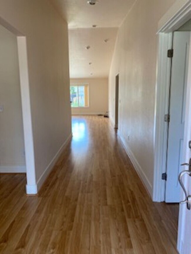 Building Photo - NW Redmond on a huge lot!