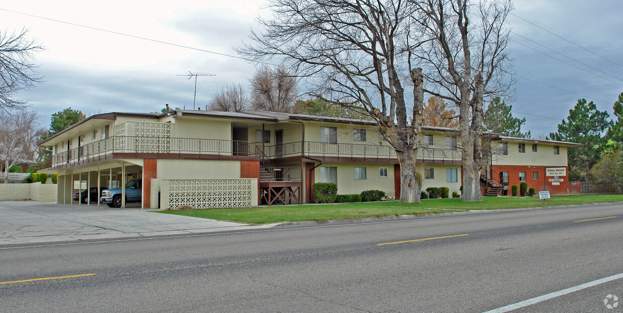 Primary Photo - Royal Manor Apartments