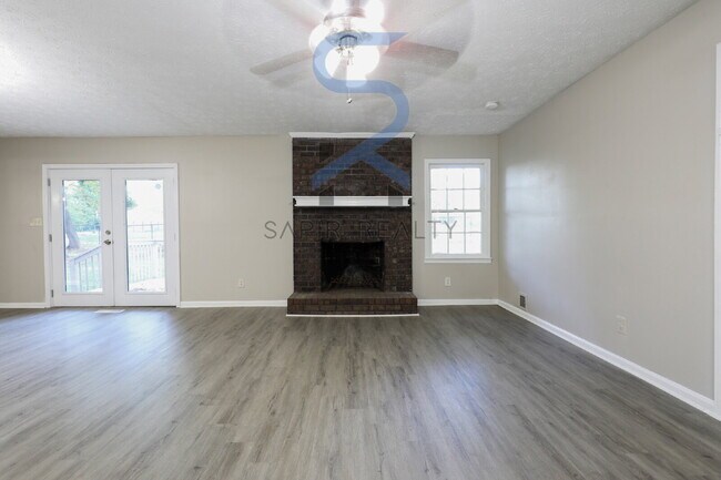 Building Photo - Move in before October 31st and get $100 O...