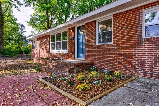 Building Photo - 1557 N Great Neck Road