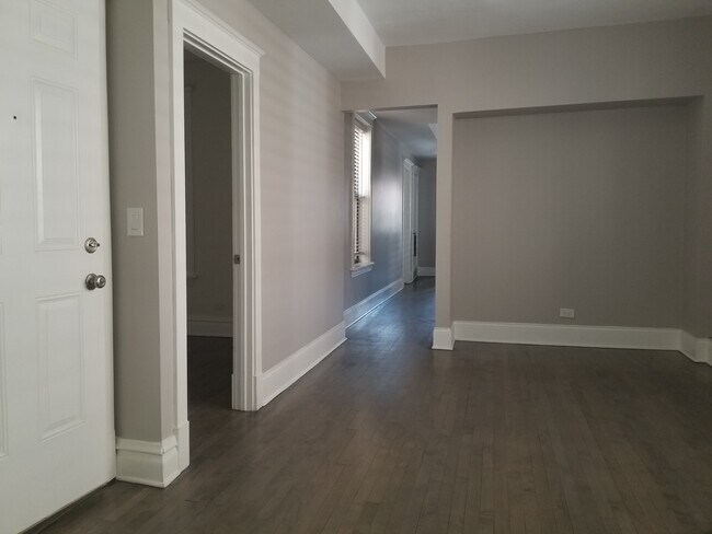 Foto del edificio - 2136 N Sheffield Ave