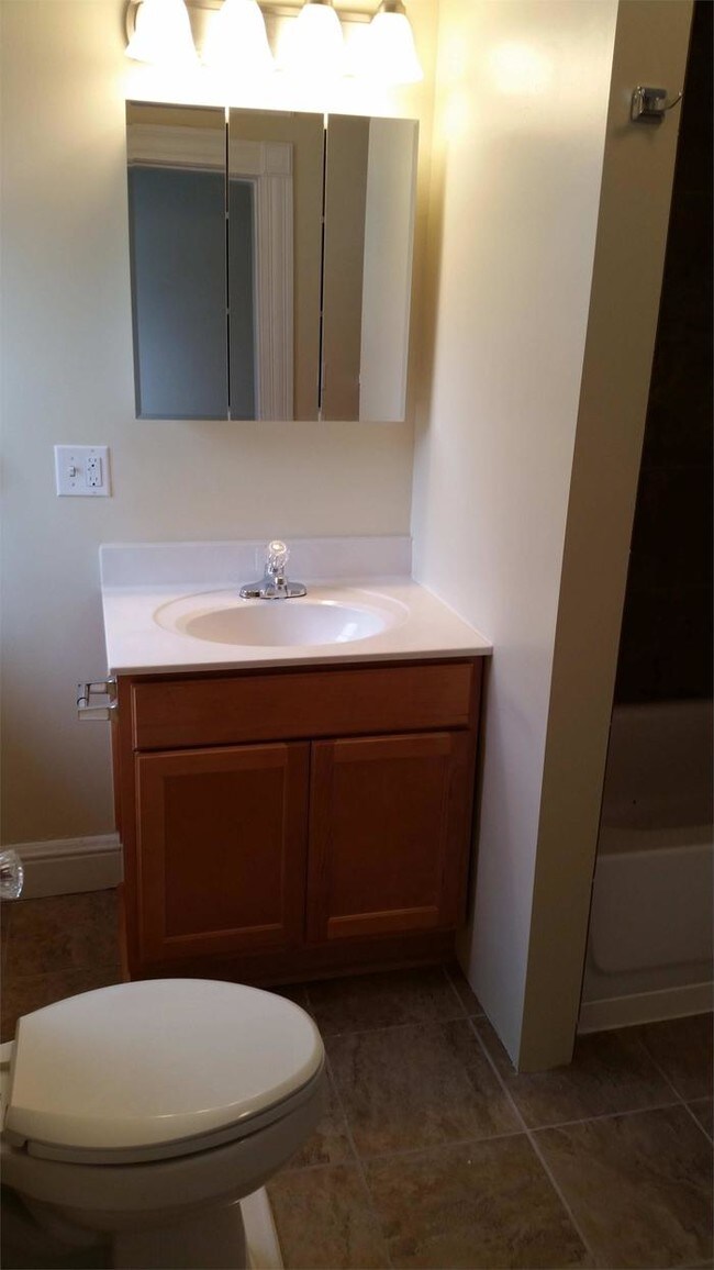 Building Photo - Beautiful renovated 3 bedroom apartment