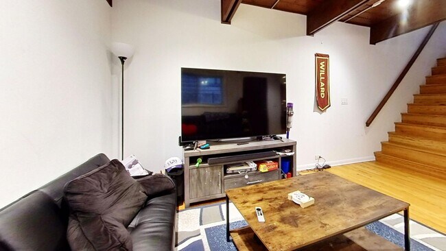 Foto del edificio - East Lakeview Duplexed Two Bedroom Two Bath