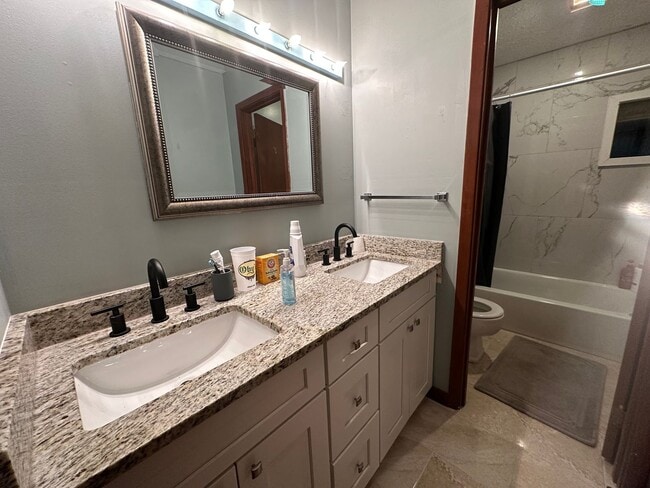 Building Photo - 6 BR 3 BA House in Colonial Hill Community