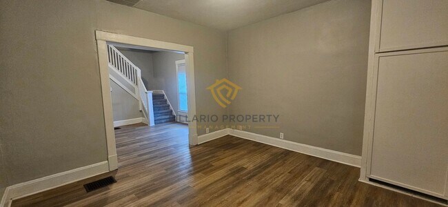 Foto del edificio - 3329-3331 Boulevard Place