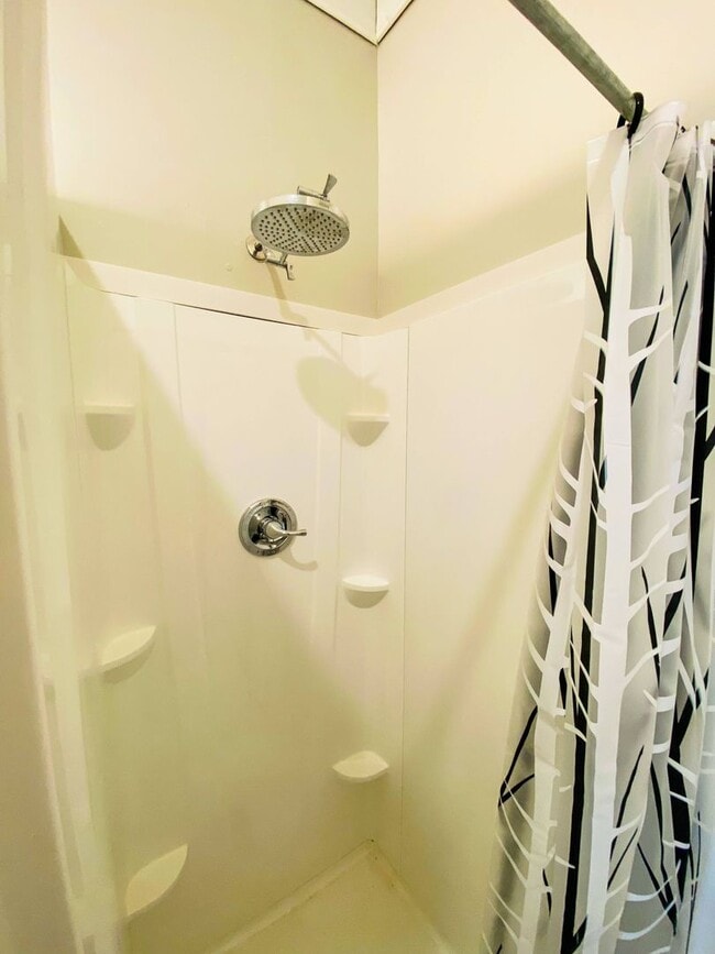 Foto del edificio - COMING SOON: Spacious 3 Bedroom 2 Bathroom...