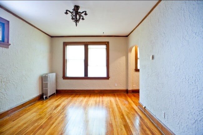 Building Photo - 904 E Center St