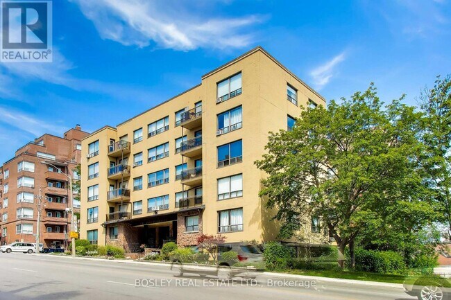 Photo du bâtiment - 740 Eglinton Ave W