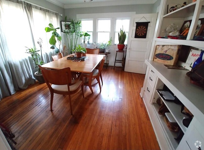 Building Photo - 4546 Kingswell Ave