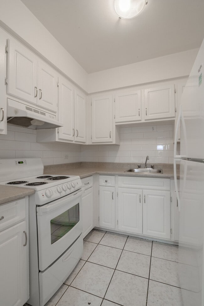 Building Photo - 2400 Av. Van Horne