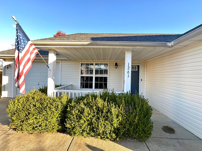 Foto del edificio - Fenced Backyard--Move-In Special: First mo...