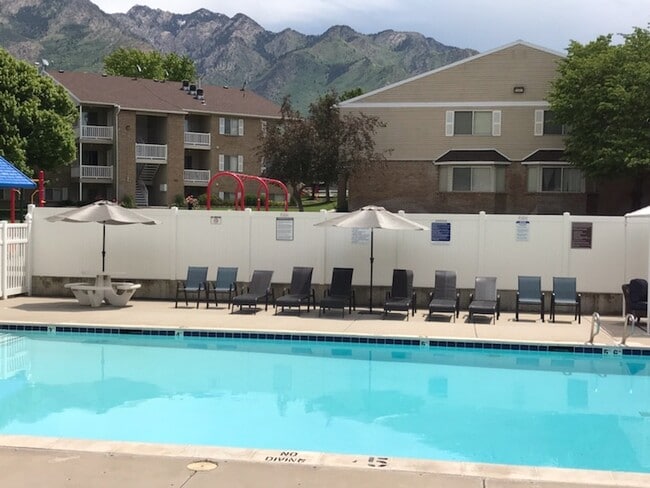 Pool with sundeck - Highland Pointe Apartments