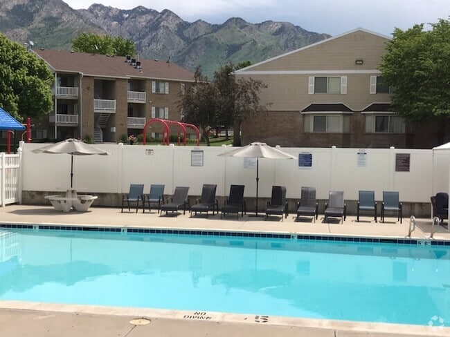 Pool with sundeck - Highland Pointe