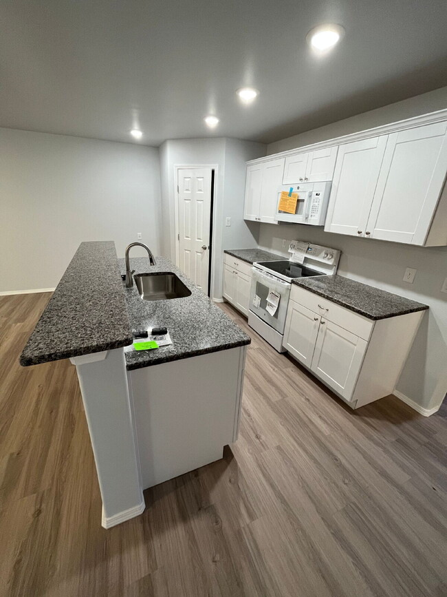 Building Photo - Cute Duplex in North Lubbock - Move In Spe...