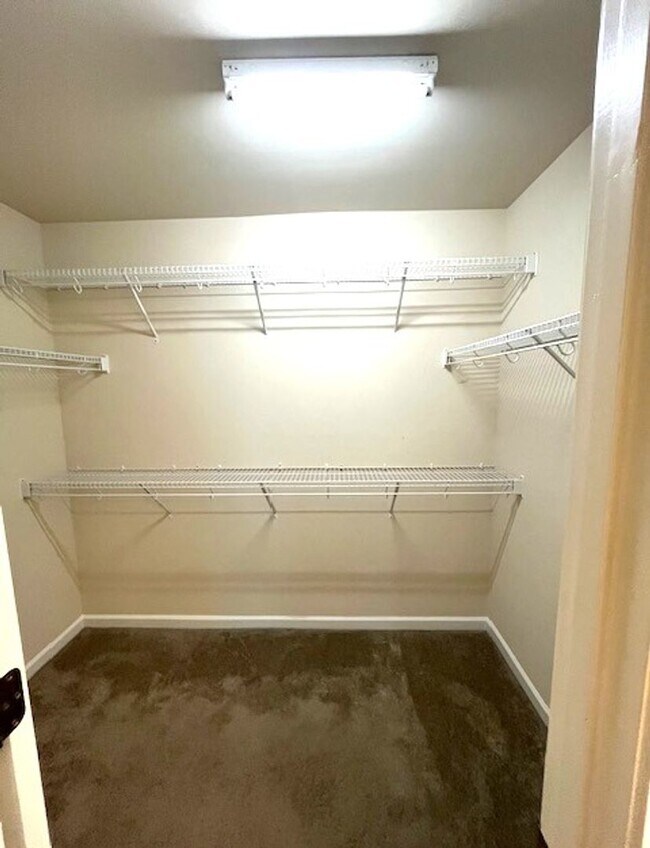 Foto del edificio - ~ Park Place Townhomes End-Unit in Whitsett ~