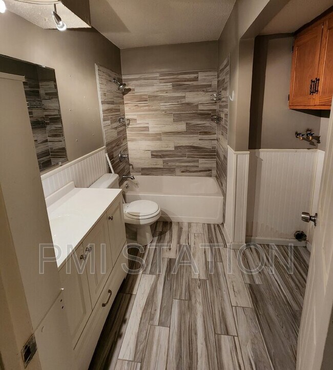 Foto del edificio - 100 E Sunrise Dr