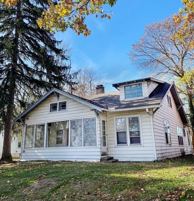 Foto del edificio - 4 Bedroom 2 Bath Home across from Collett ...