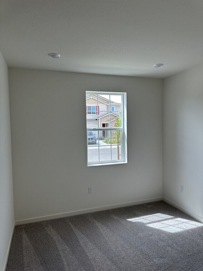 Foto del edificio - Come Tour This Beautiful Brand New 4-Bedro...